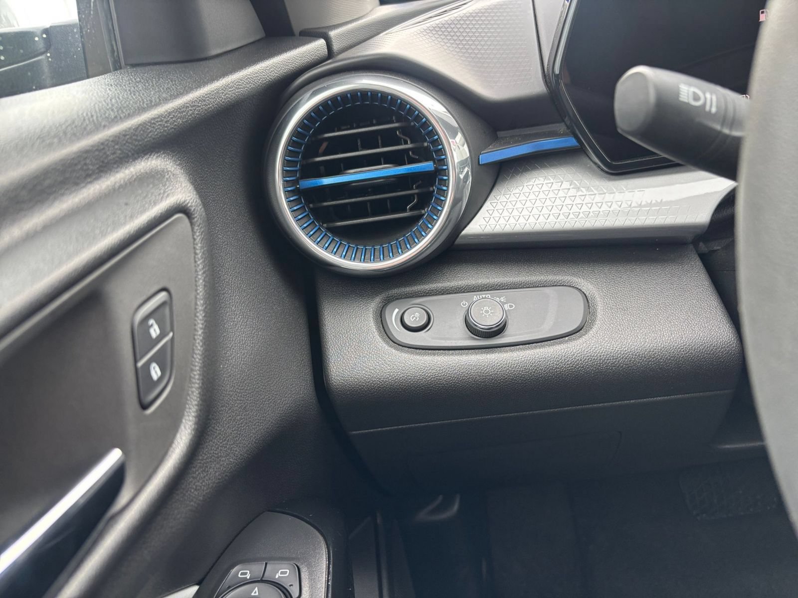 Used 2025 Chevrolet Trax LT FWD image 33