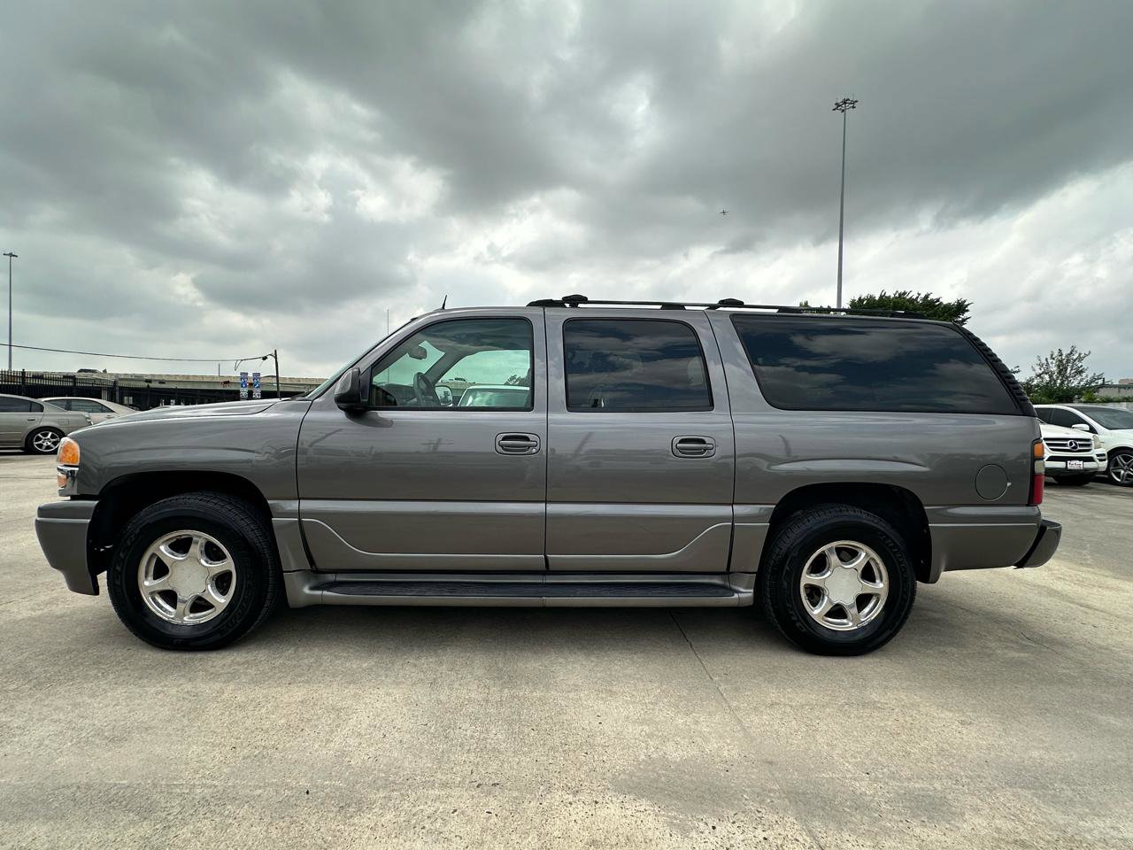 Used 2005 GMC Yukon XL Denali AWD/4WD image 2