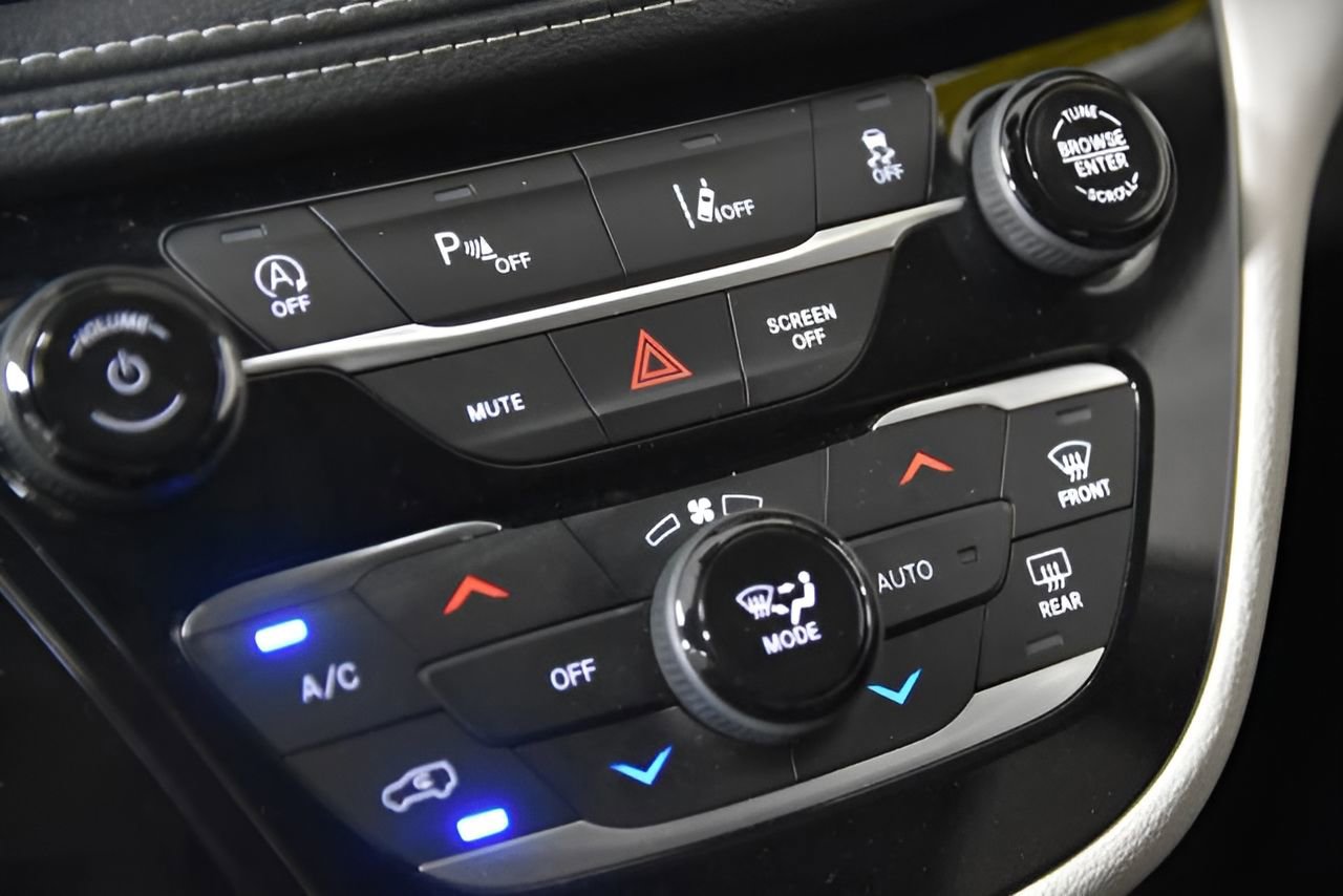 Used 2023 Chrysler Pacifica Touring-L image 26