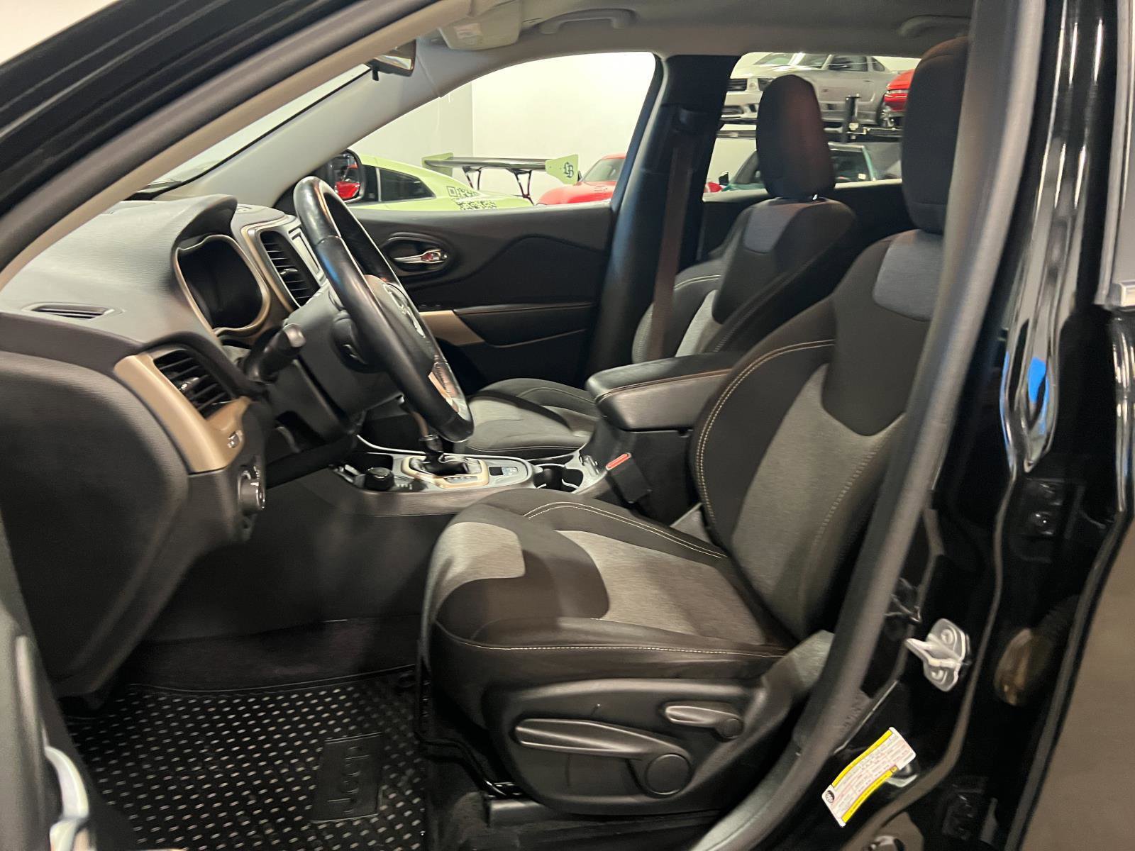 Used 2018 Jeep Cherokee Latitude w/ Cold Weather Group image 9