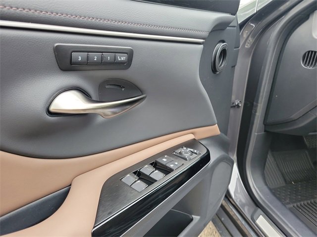 New 2025 Lexus ES 300h w/ Premium Package image 18