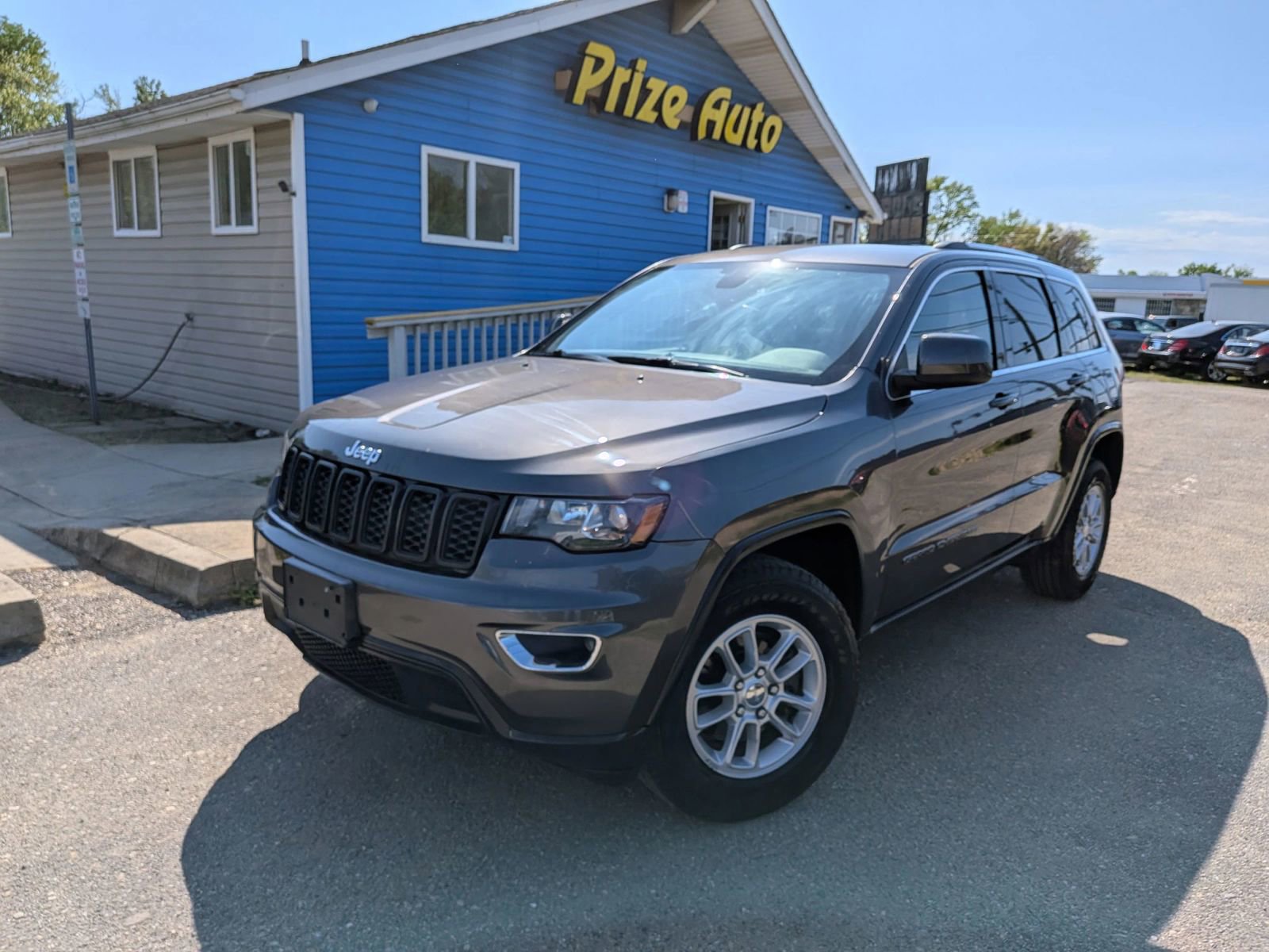 Used 2019 Jeep Grand Cherokee Laredo AWD/4WD image 2