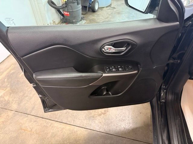 Used 2019 Jeep Cherokee Latitude Plus w/ Comfort/Convenience Group AWD/4WD image 9