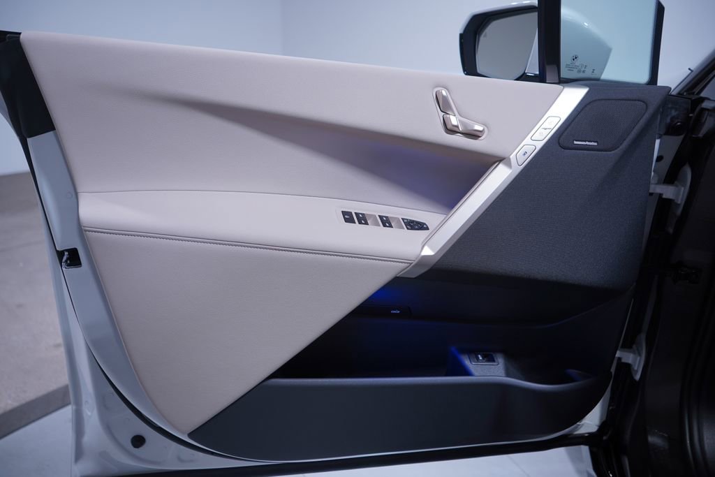 Used 2026 BMW iX xDrive60 image 15