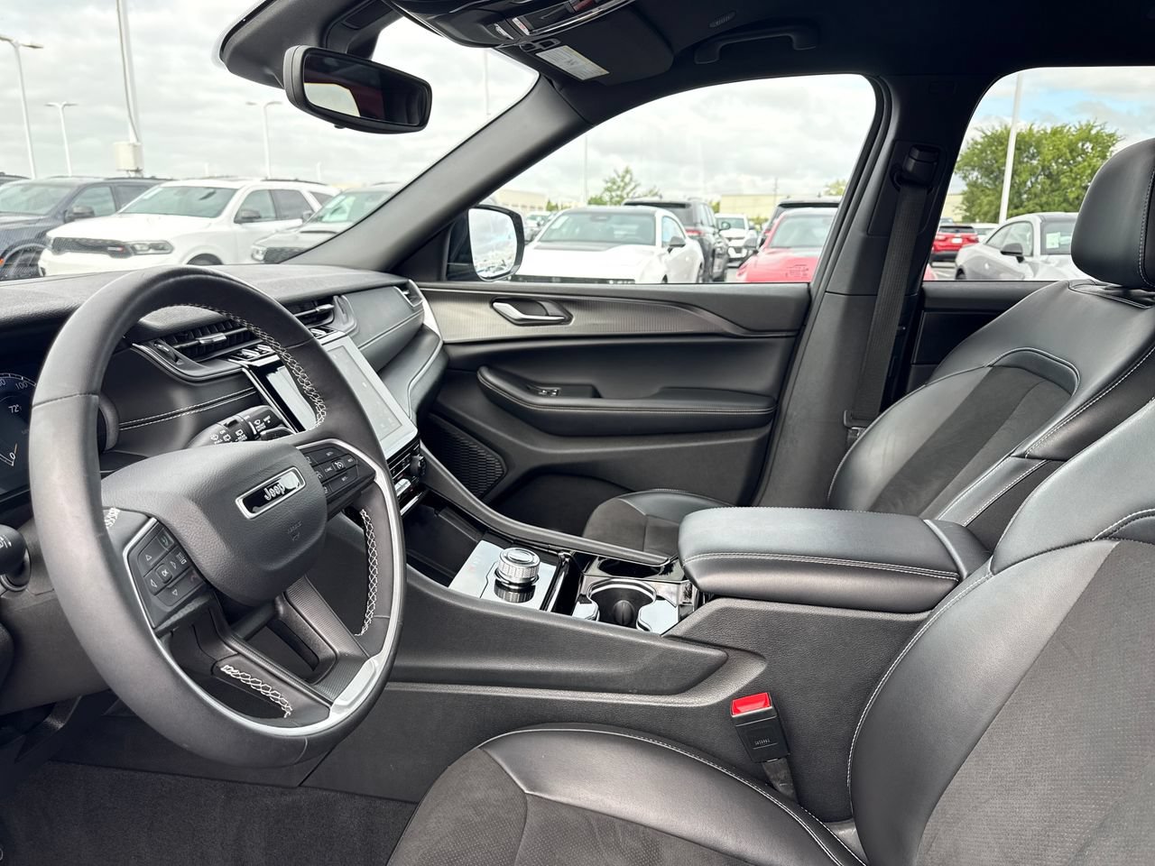 Used 2023 Jeep Grand Cherokee L Laredo AWD/4WD image 12