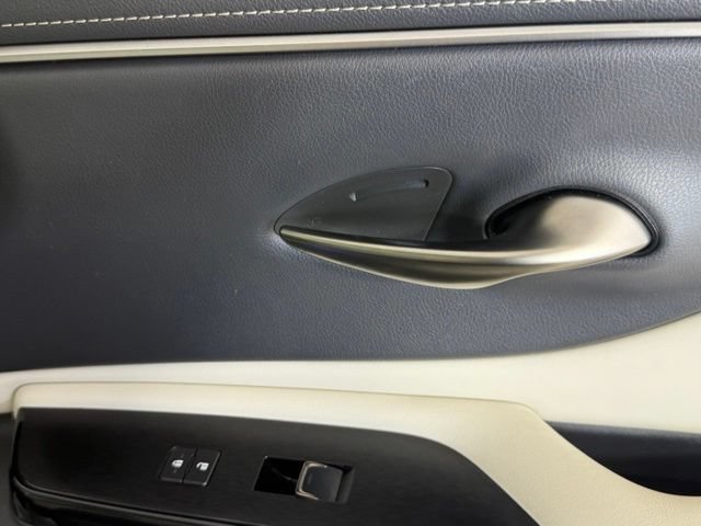 Used 2025 Lexus ES 300h w/ Technology Package FWD image 30