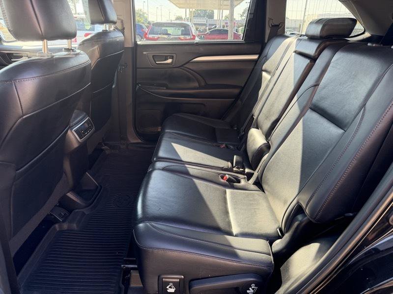 Used 2019 Toyota Highlander XLE FWD image 13