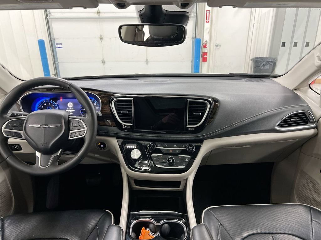Used 2023 Chrysler Pacifica Limited FWD image 10