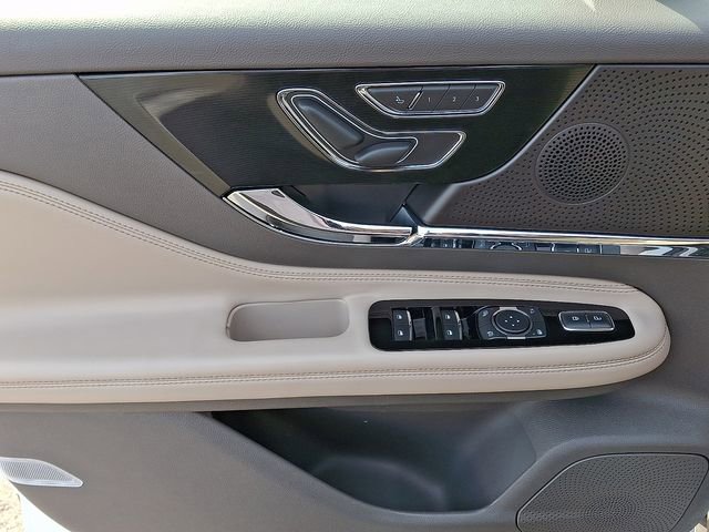 Used 2024 Lincoln Corsair AWD image 12