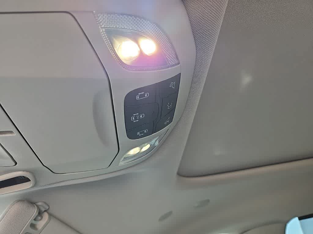 Used 2023 Chrysler Pacifica Limited FWD image 14