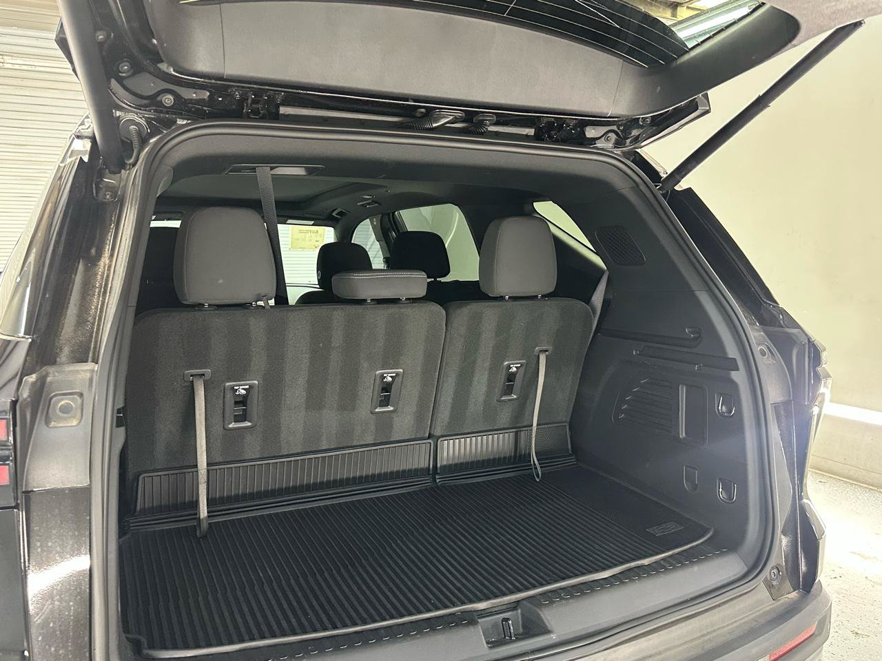 Used 2025 Chevrolet Traverse LT w/ Sun and Wheel Package FWD image 12
