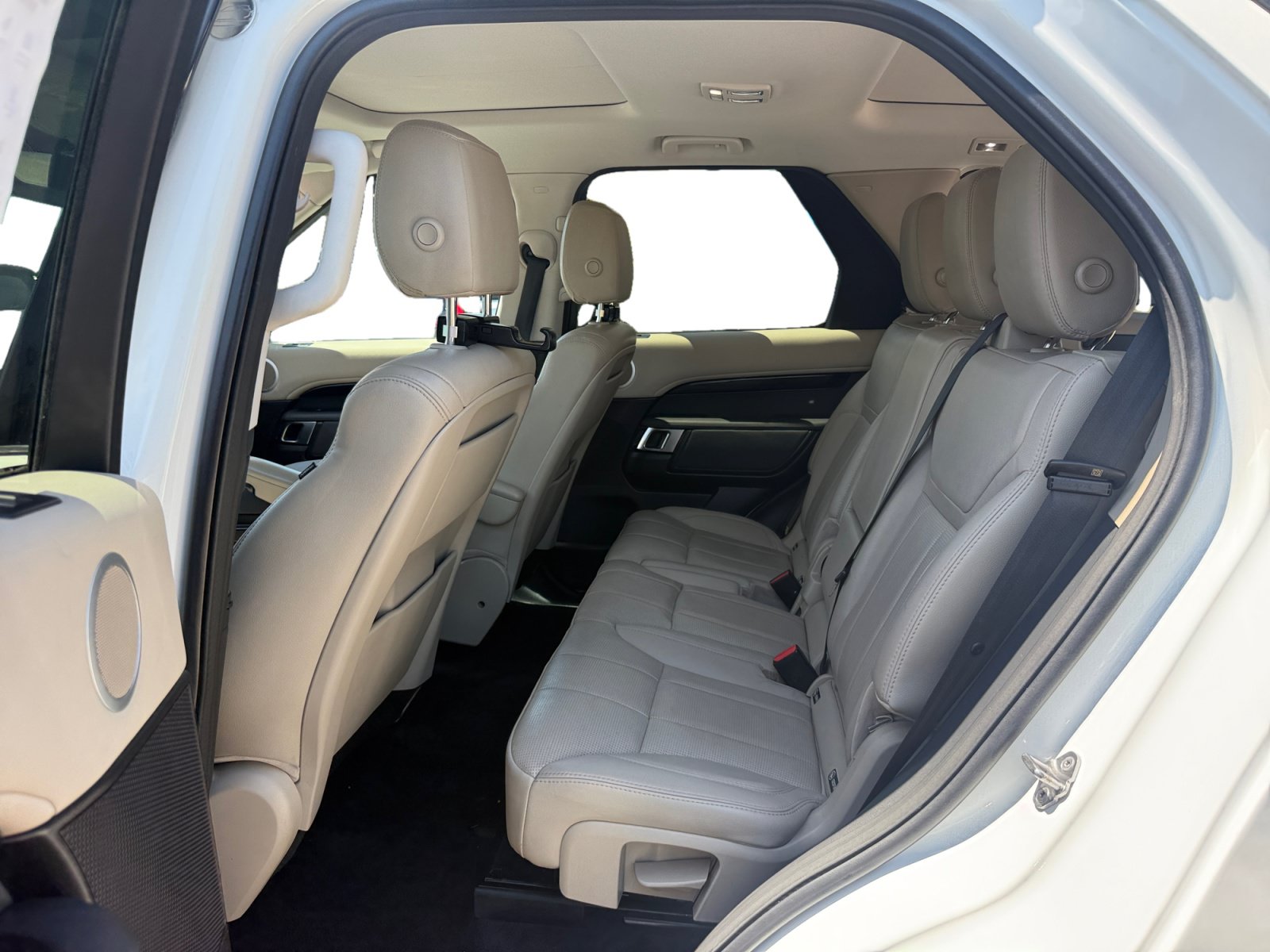 Used 2018 Land Rover Discovery SE AWD/4WD image 16