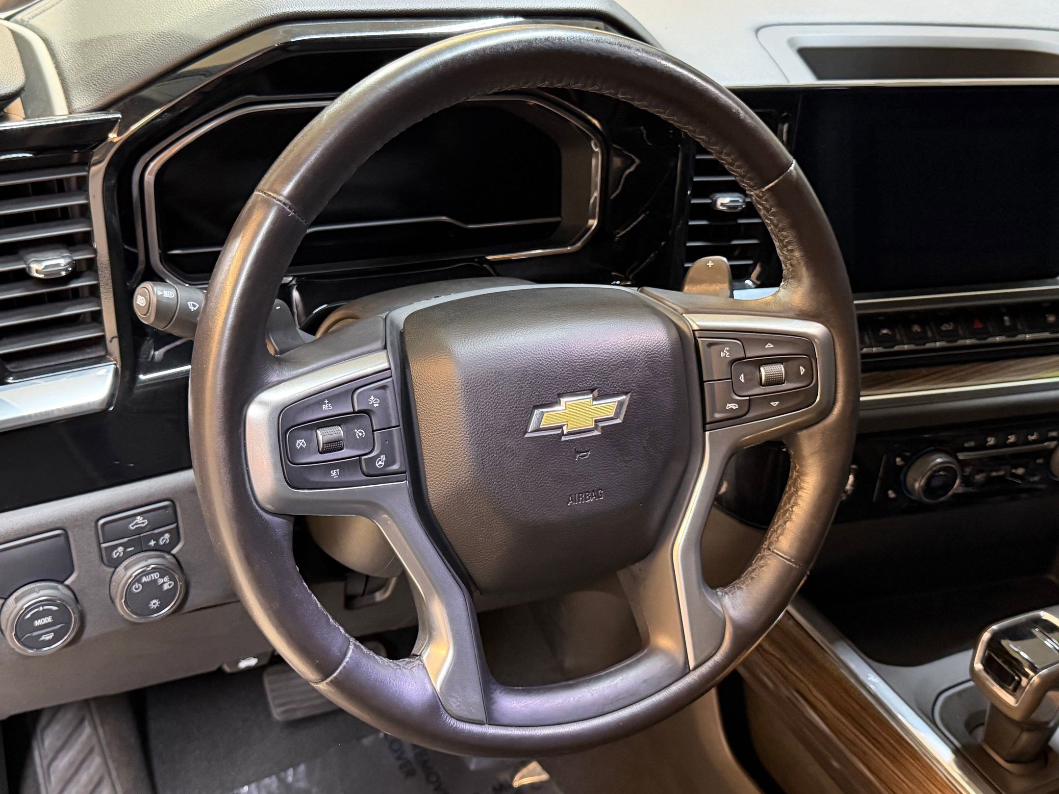 Used 2022 Chevrolet Silverado 1500 LT RWD image 14