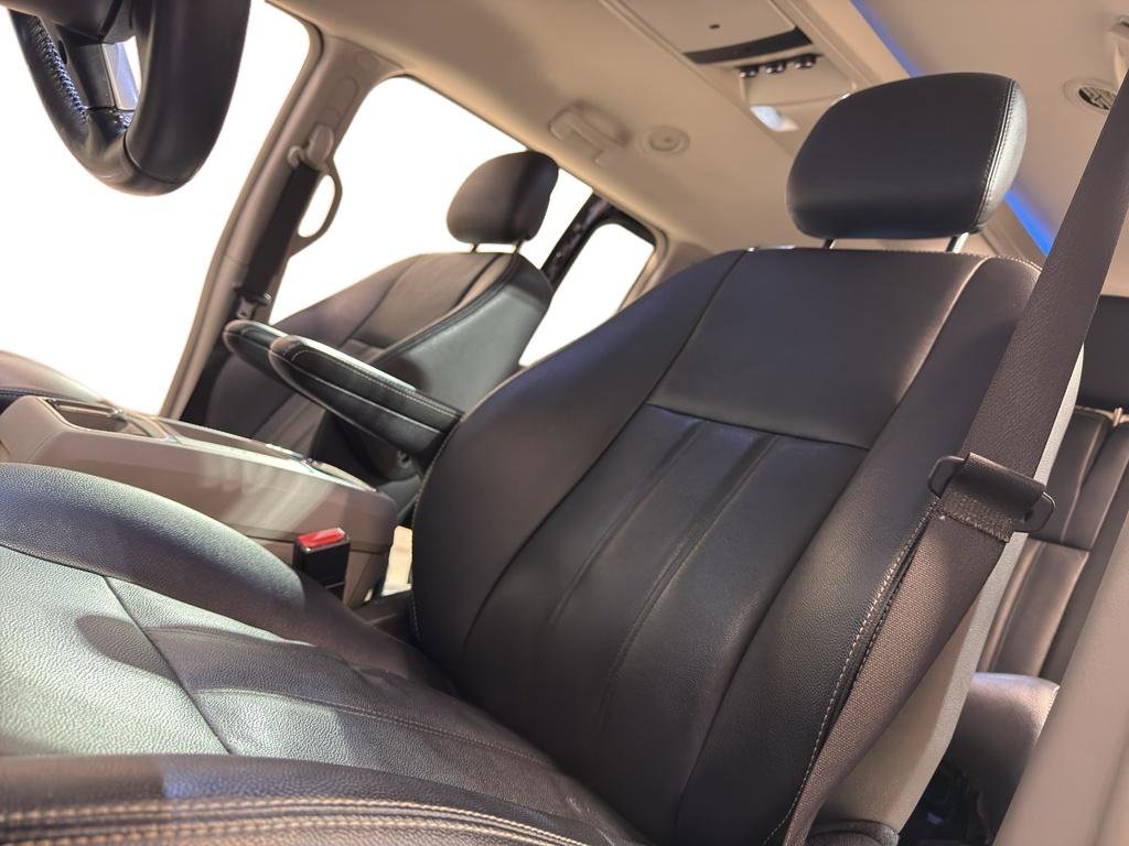 Used 2016 Chrysler Town & Country Touring image 14