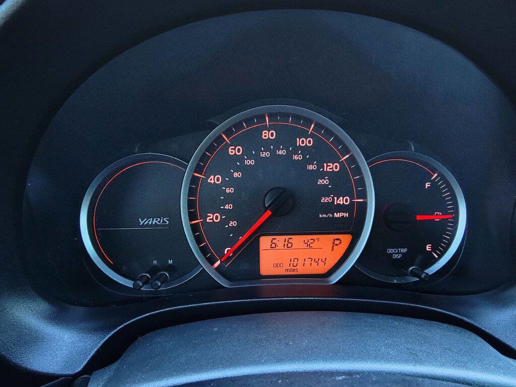 Used 2014 Toyota Yaris L image 5