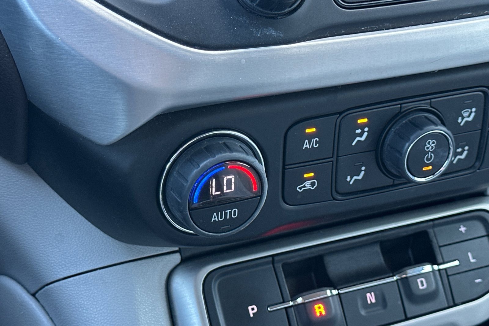 Used 2023 GMC Acadia SLT image 30