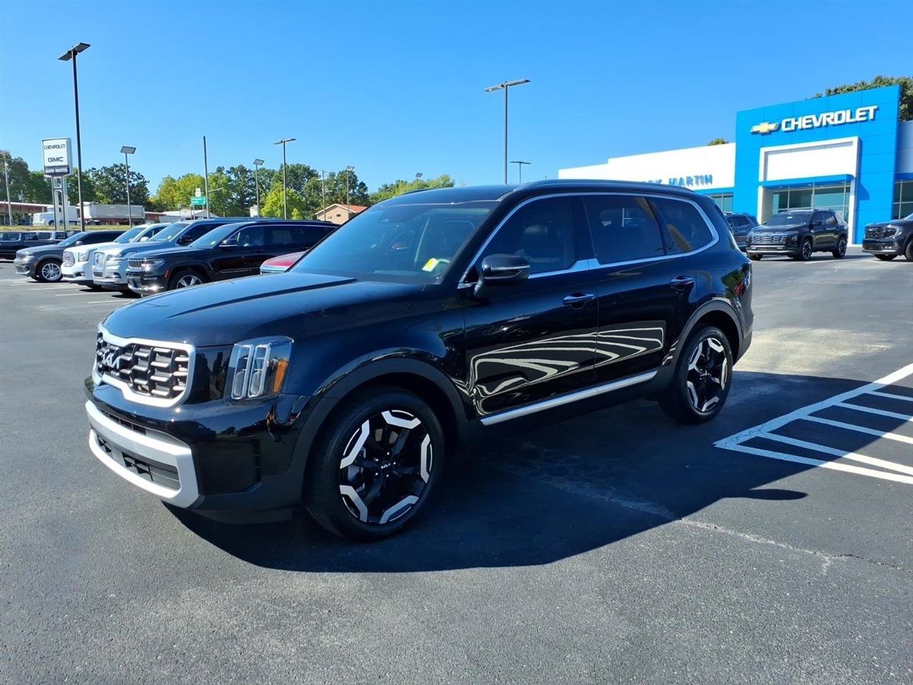 Used 2025 Kia Telluride S FWD image 3