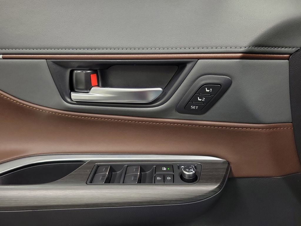 Used 2024 Toyota Venza XLE image 21