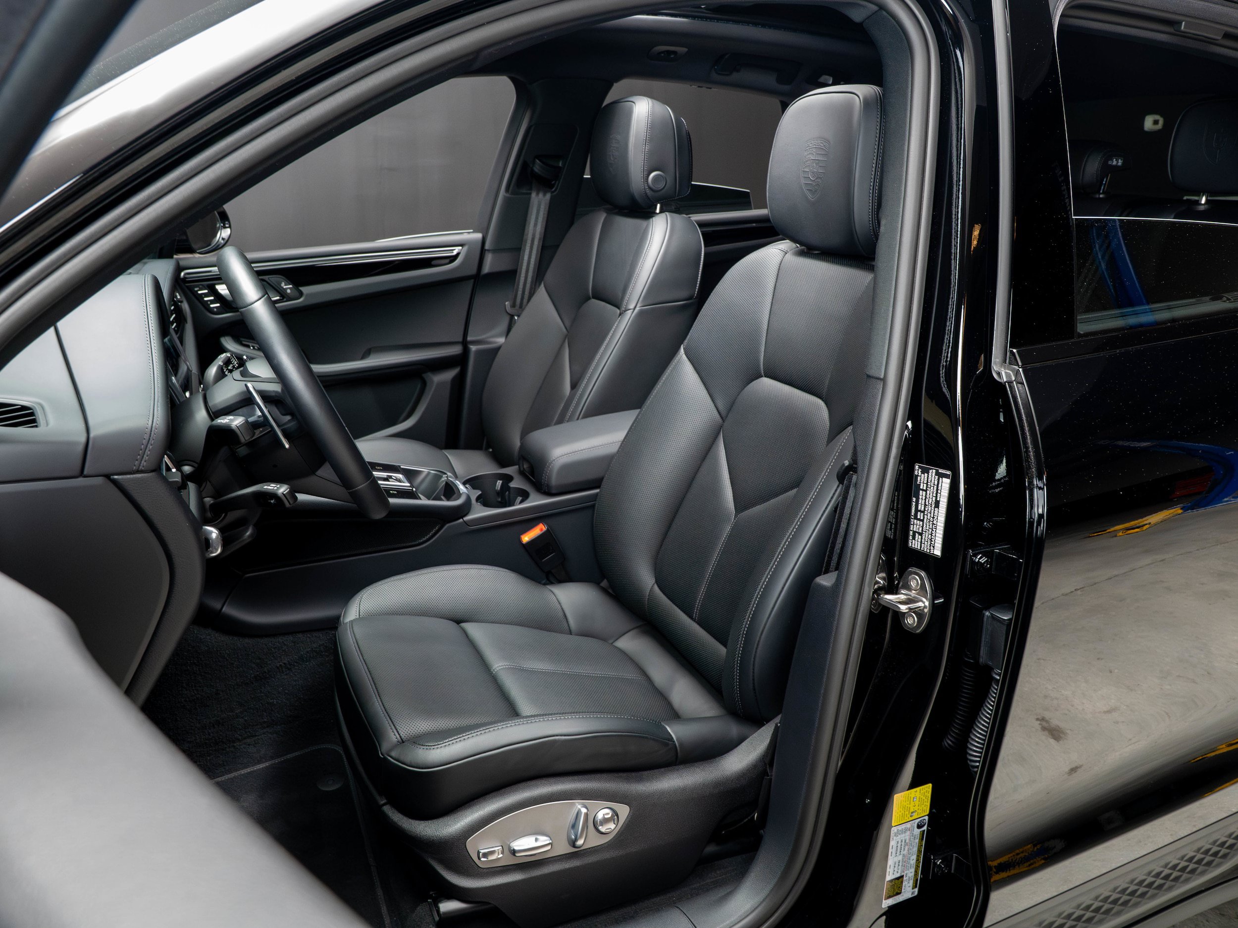 Certified 2026 Porsche Macan AWD/4WD image 5