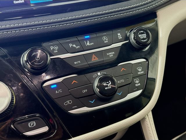 Used 2024 Chrysler Pacifica Limited FWD image 16