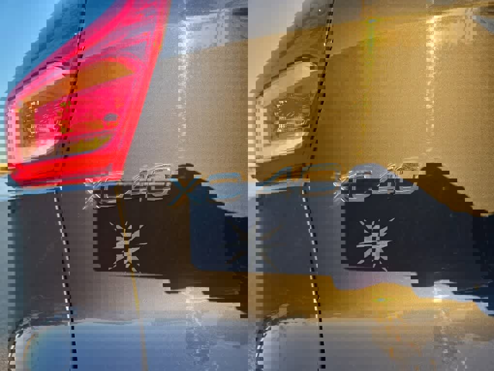 Used 2022 Volvo XC40 P8 Recharge Plus image 8