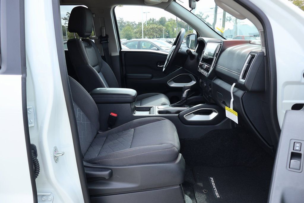 Certified 2025 Nissan Frontier SV image 8