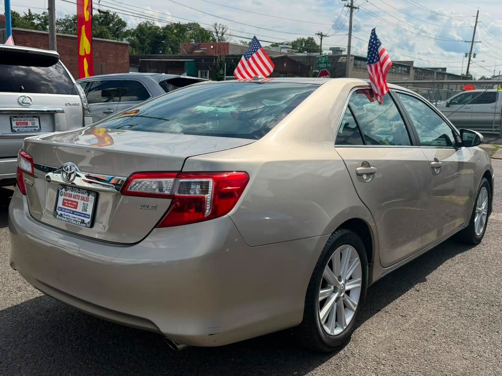 Used 2014 Toyota Camry XLE w/ Leather Package FWD image 4