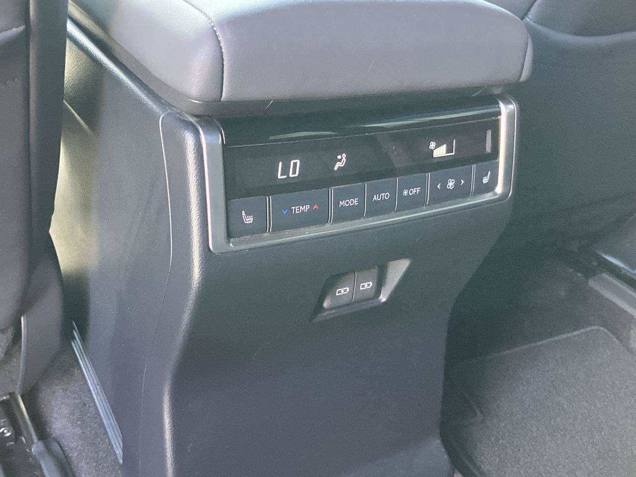 Used 2024 Lexus GX 550 w/ Accessory Package (31) AWD/4WD image 39