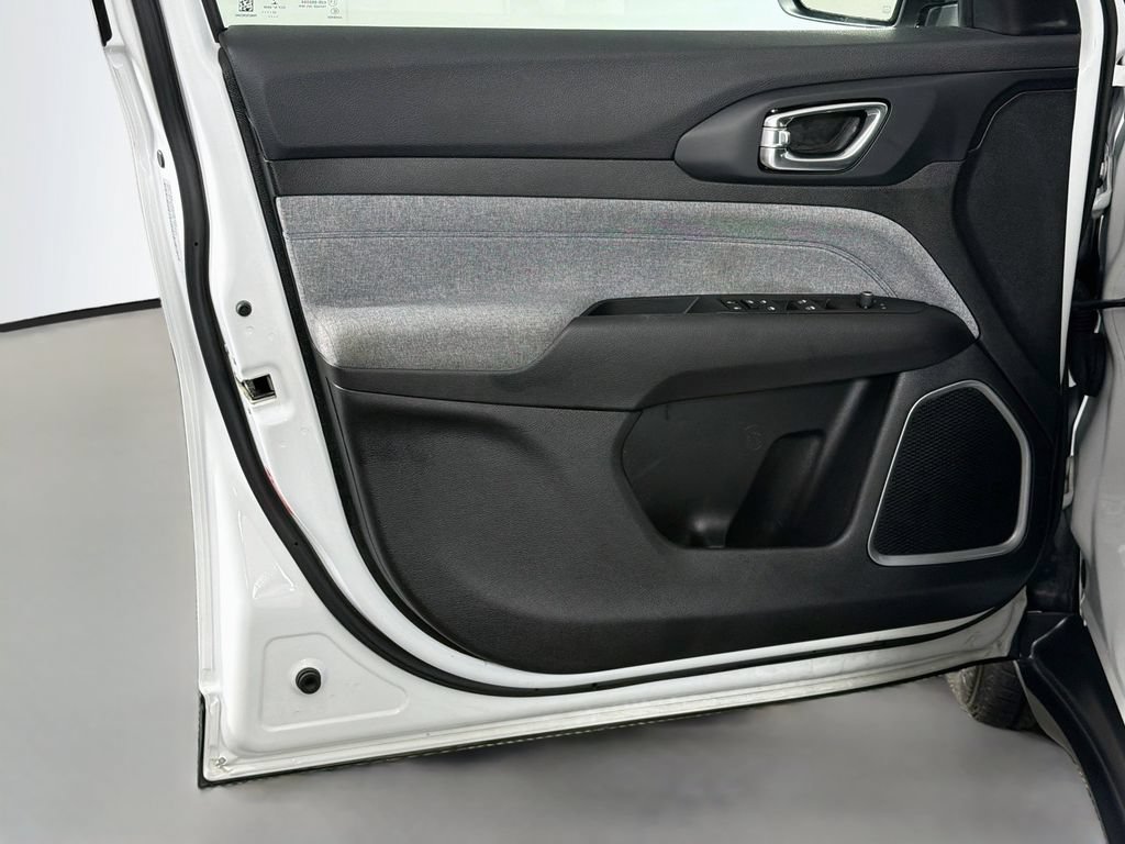 Used 2022 Jeep Compass Latitude FWD image 17