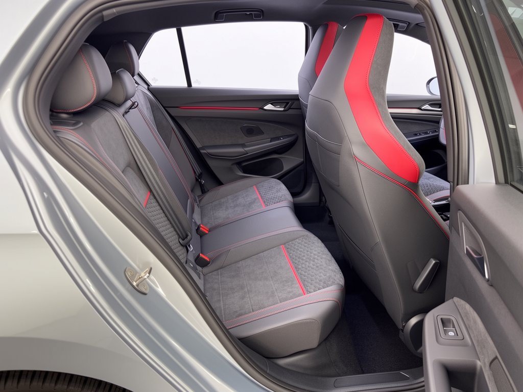 Used 2025 Volkswagen Golf SE FWD image 29