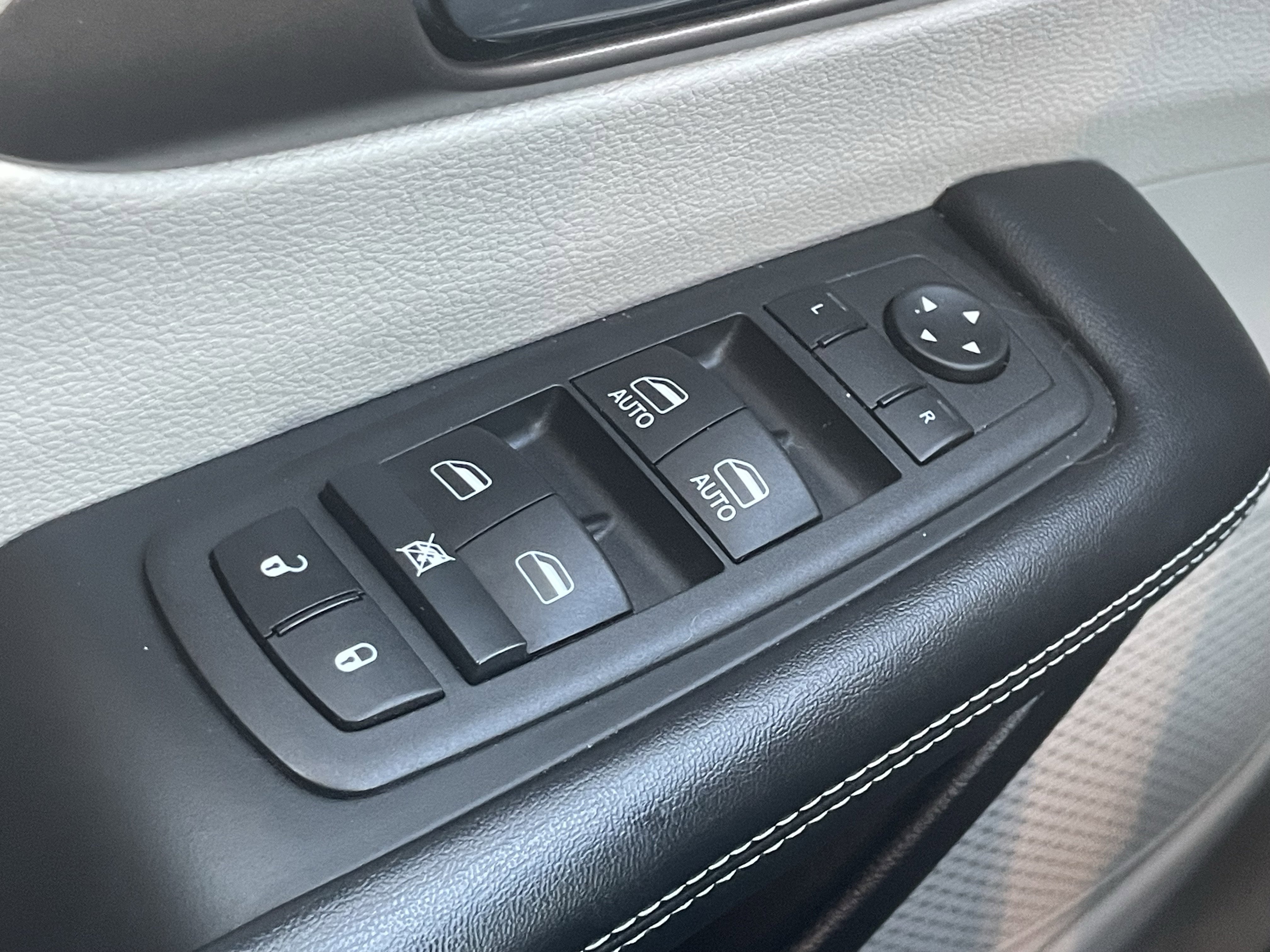 Used 2022 Chrysler Voyager LX image 17