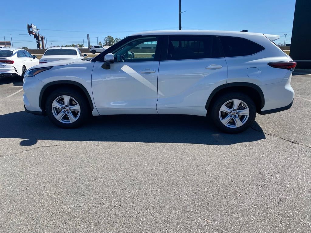 Used 2024 Toyota Highlander LE image 4