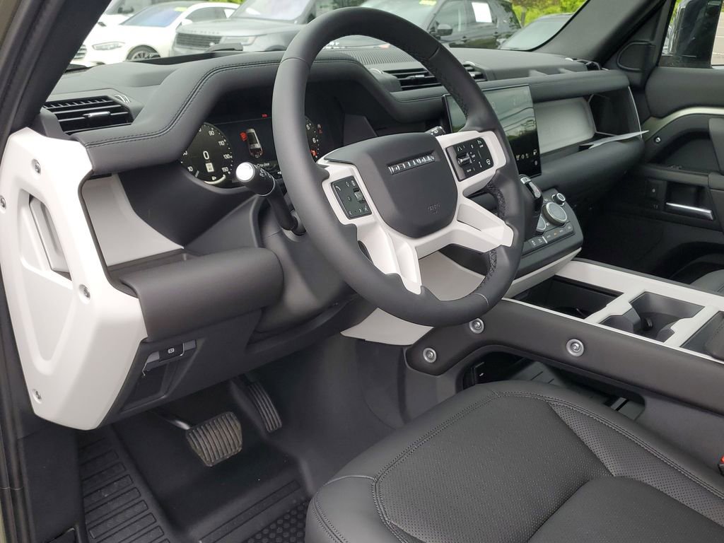 Used 2025 Land Rover Defender 130 X-Dynamic SE image 9