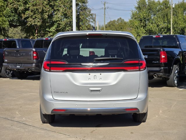 Used 2024 Chrysler Pacifica Touring-L FWD image 6
