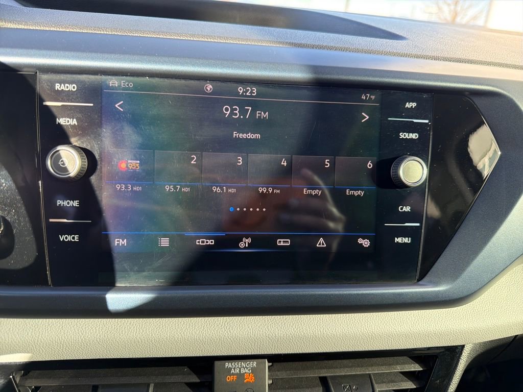 Certified 2023 Volkswagen Taos SE w/ Panoramic Sunroof Package image 21