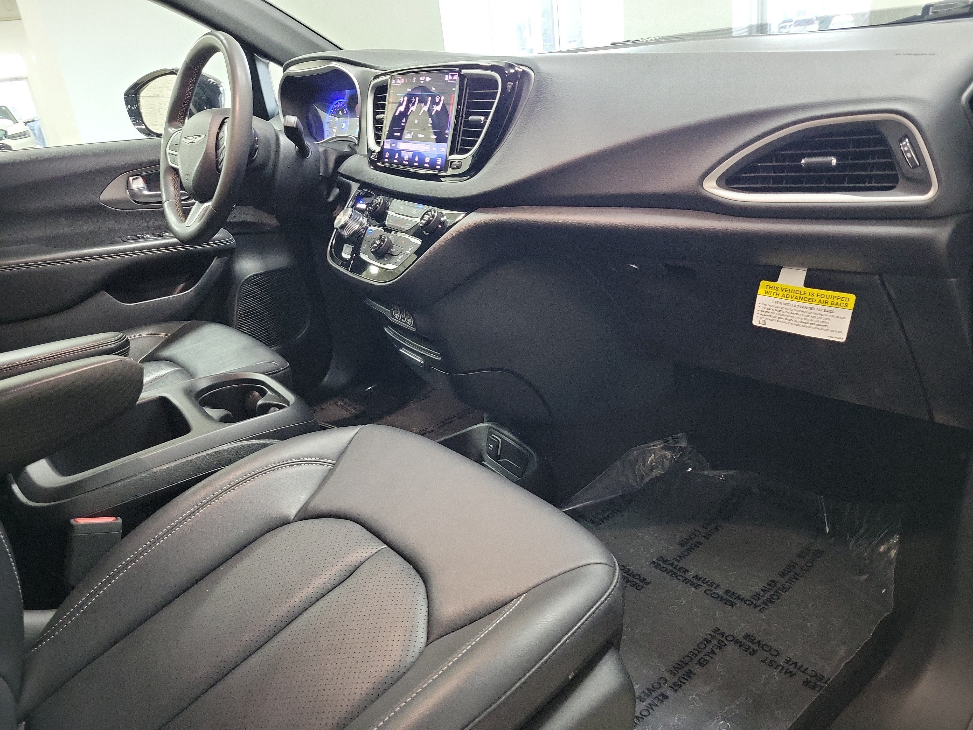 Used 2025 Chrysler Pacifica Select FWD image 11