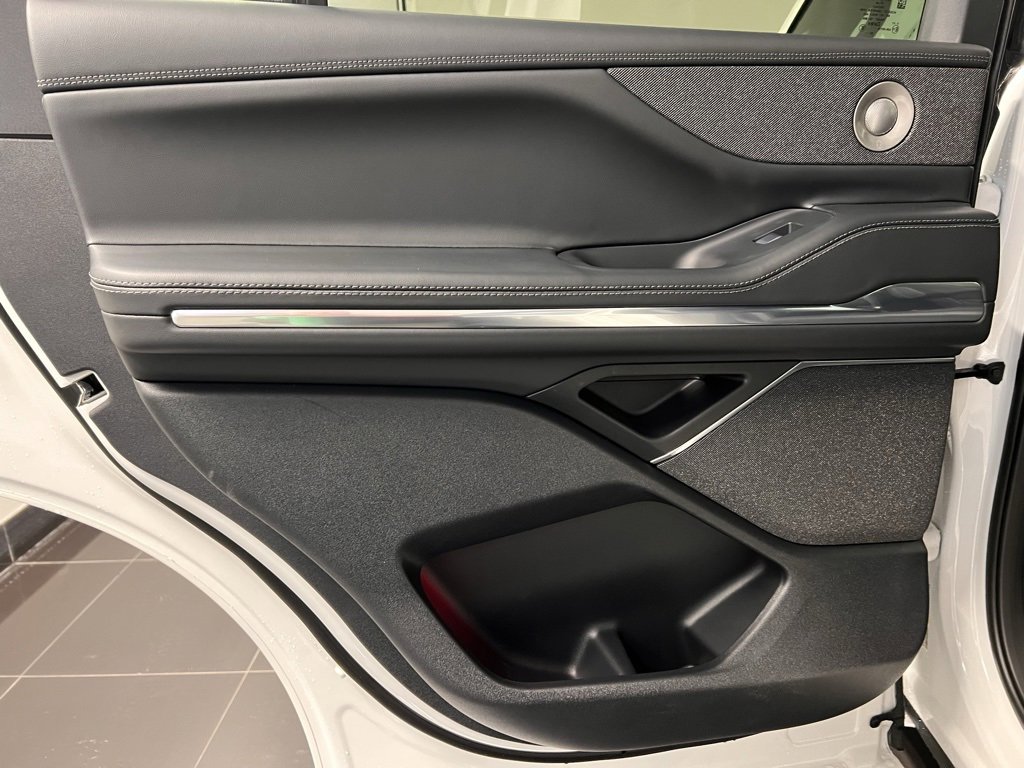 Used 2025 Lincoln Navigator Reserve w/ Jet Appearance Package image 41