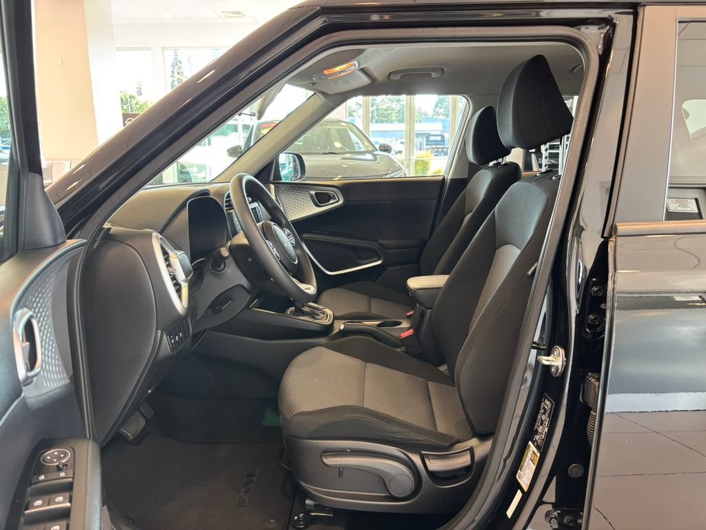 Used 2023 Kia Soul LX FWD image 13