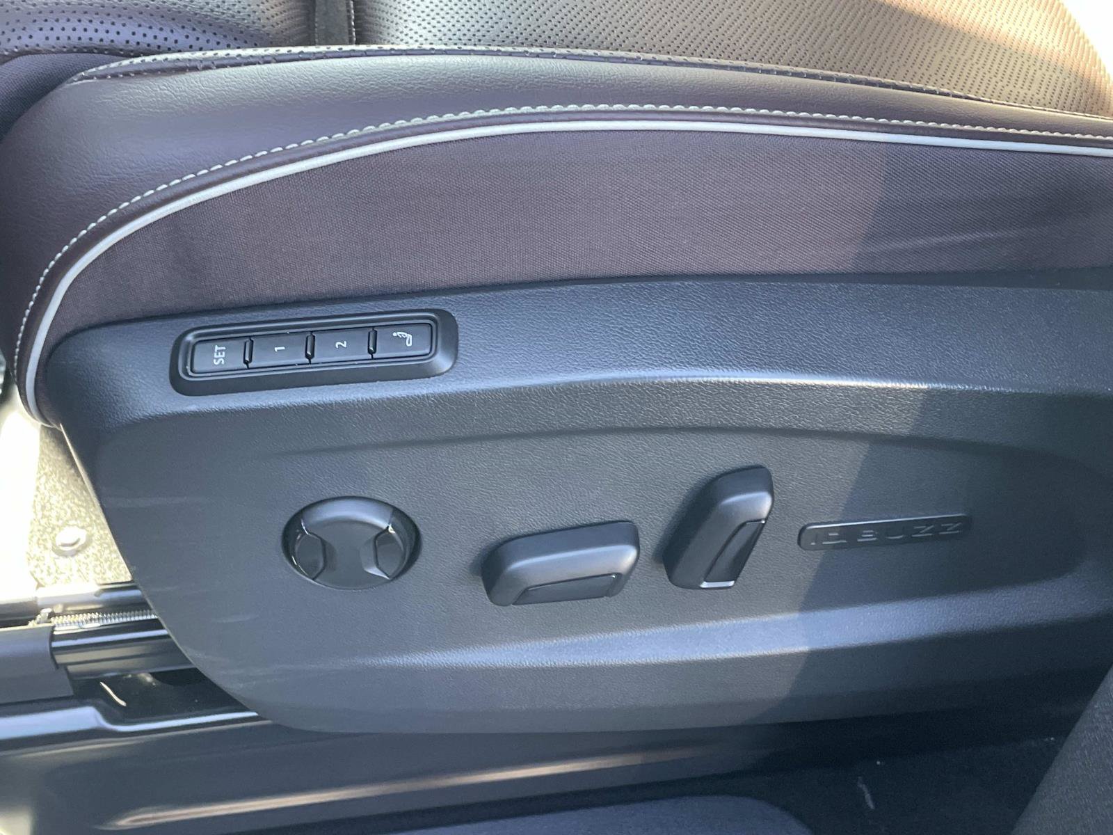 Certified 2025 Volkswagen ID. Buzz Pro S Plus AWD/4WD image 19