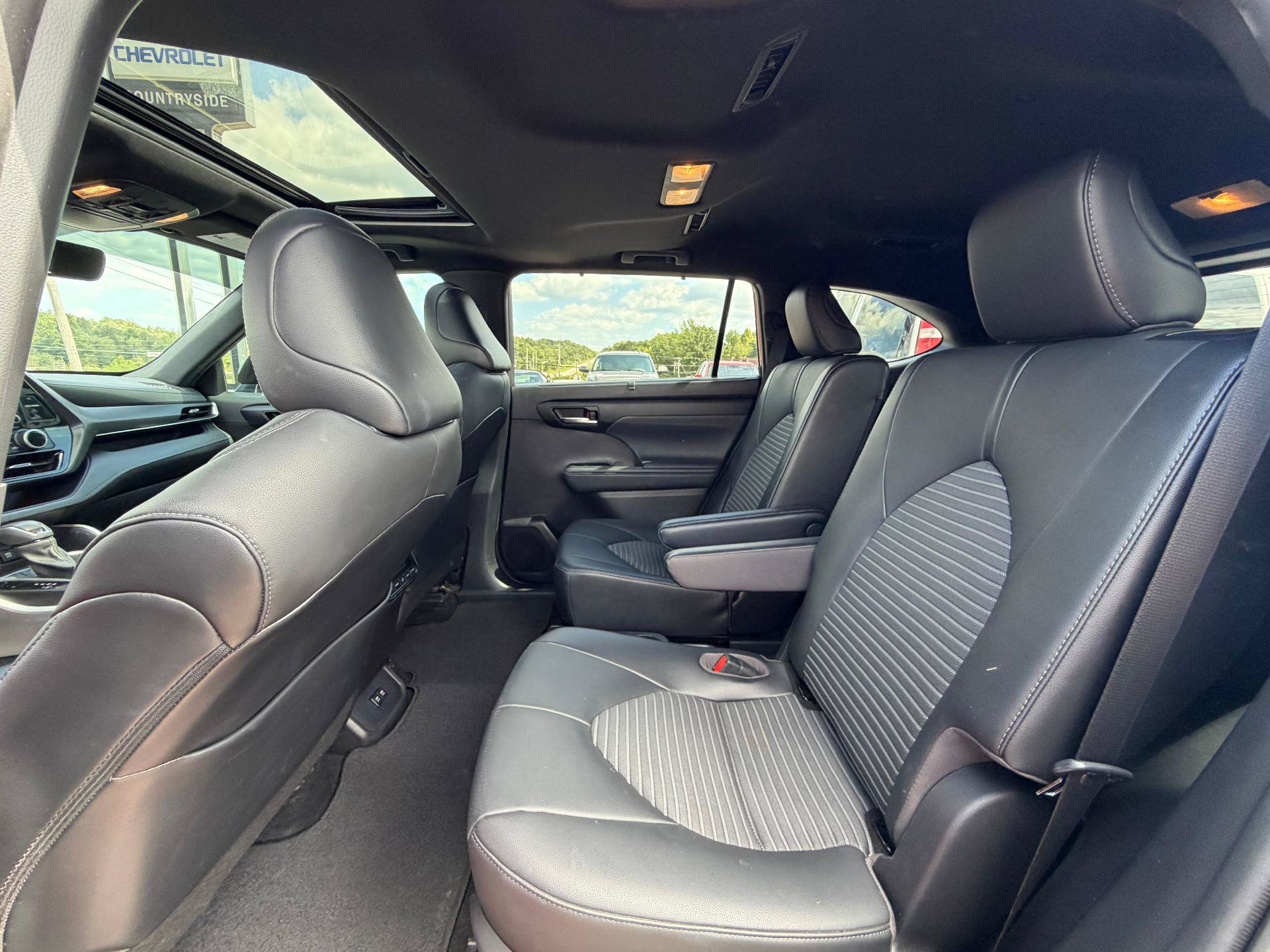 Used 2021 Toyota Highlander XSE FWD image 13