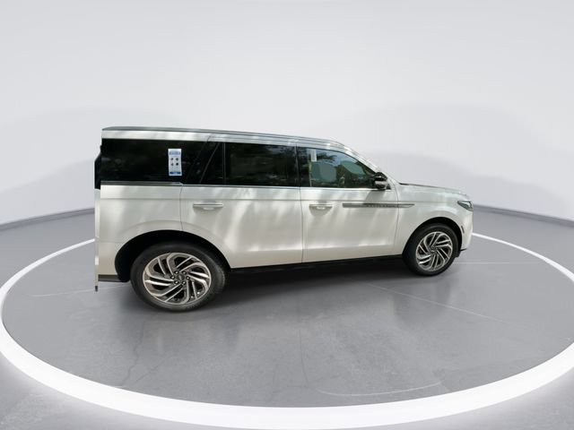 New 2027 Lincoln Navigator Reserve AWD/4WD image 9