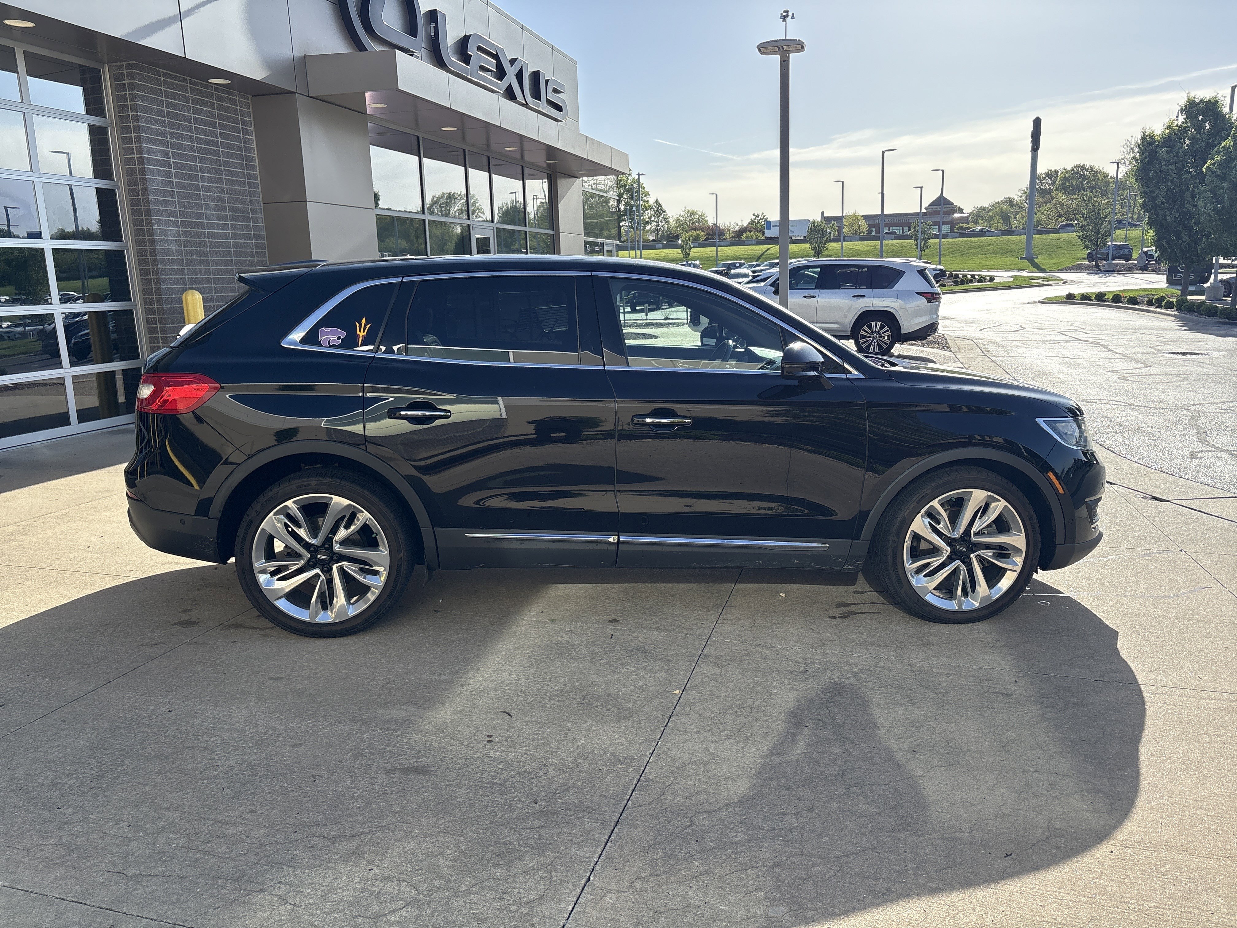 Used 2017 Lincoln MKX Reserve w/ Luxury Package AWD/4WD image 18