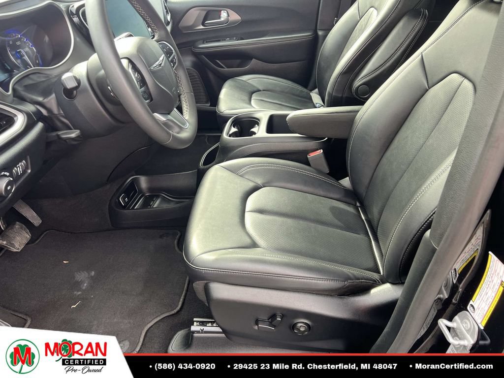 Used 2025 Chrysler Pacifica Select FWD image 17