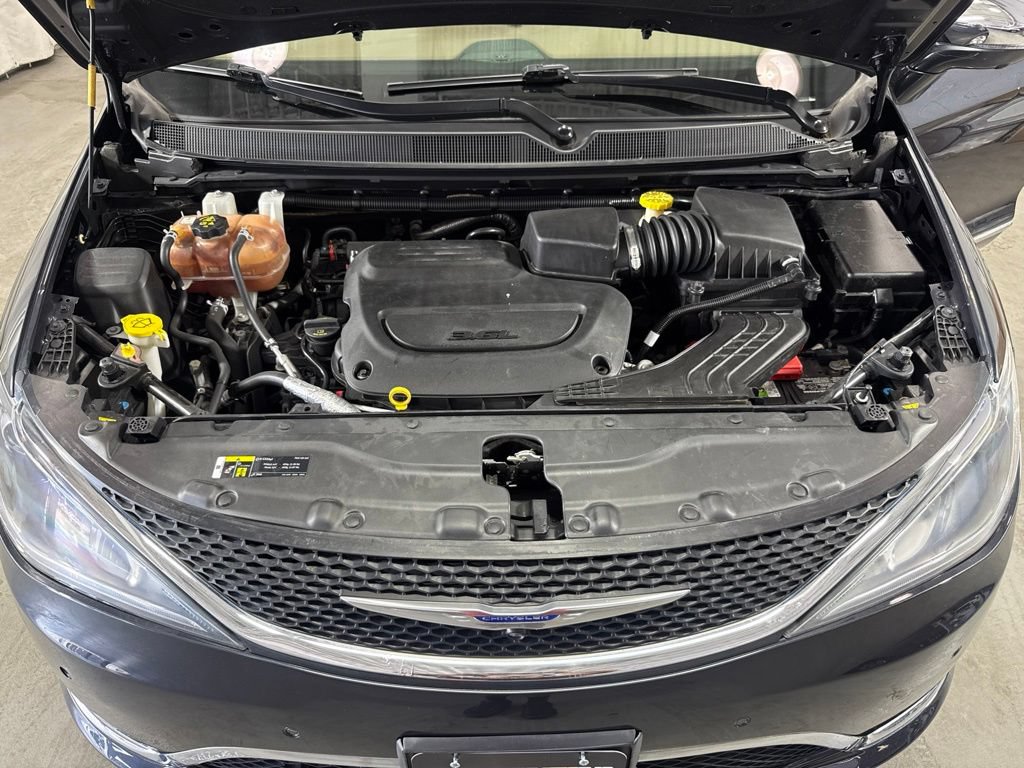 Used 2019 Chrysler Pacifica Limited w/ Advanced Safetytec Group FWD image 11