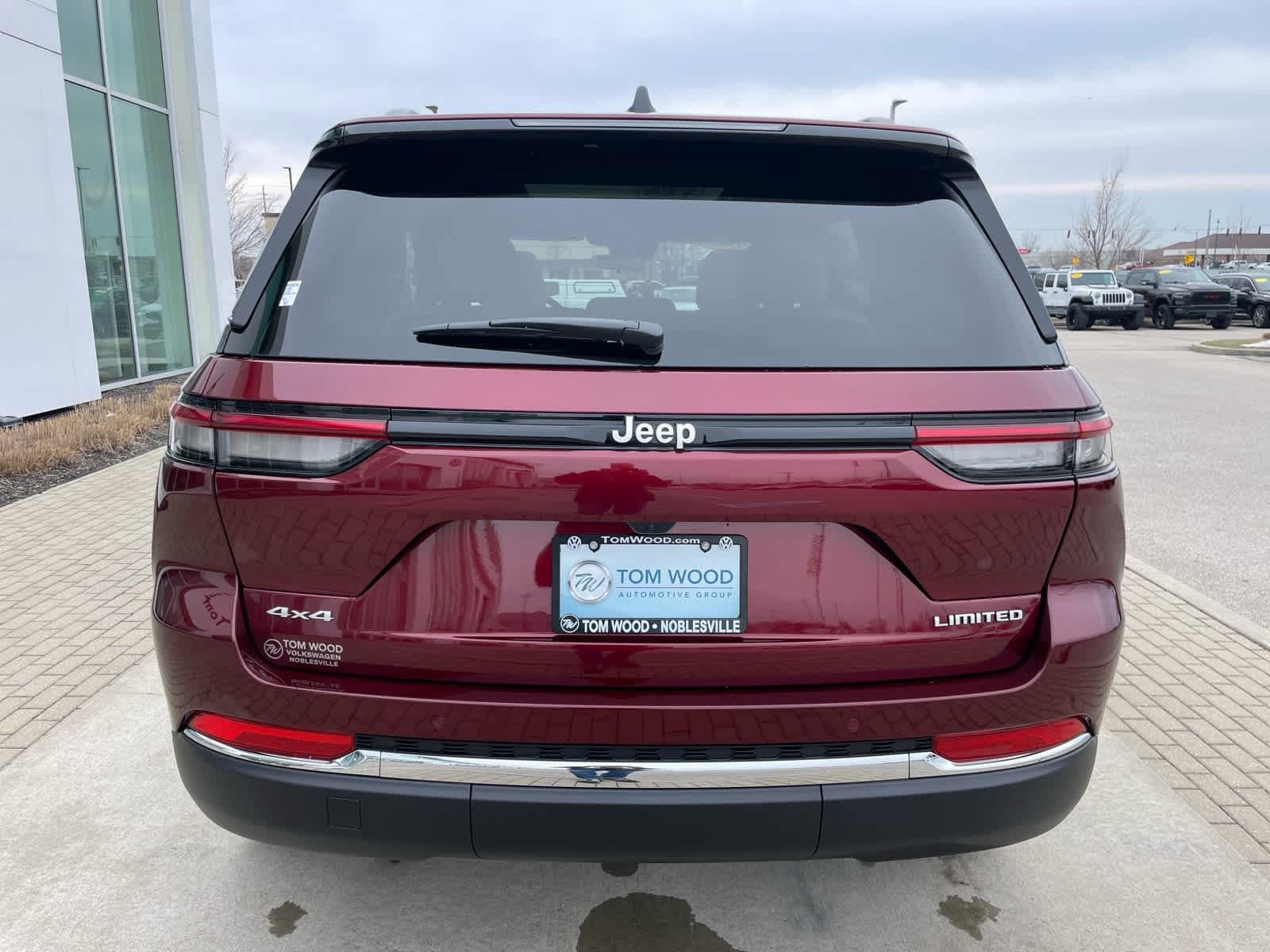 Used 2025 Jeep Grand Cherokee Limited w/ Trailer Tow Package AWD/4WD image 12