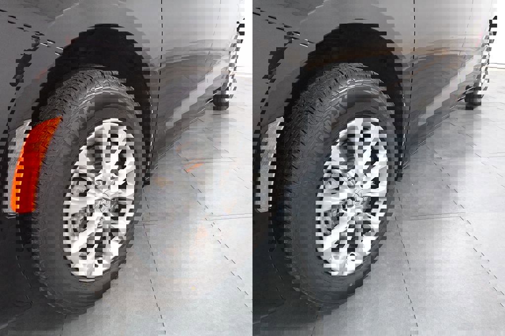 Used 2023 Chrysler Pacifica Touring-L image 29