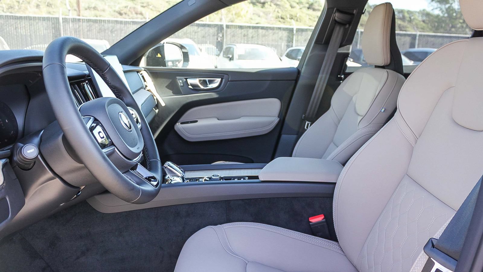 New 2026 Volvo XC60 B5 Plus w/ Protection Package Premier AWD/4WD image 19