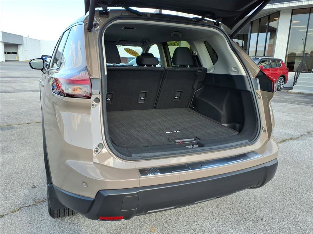 Certified 2025 Nissan Rogue SV image 18