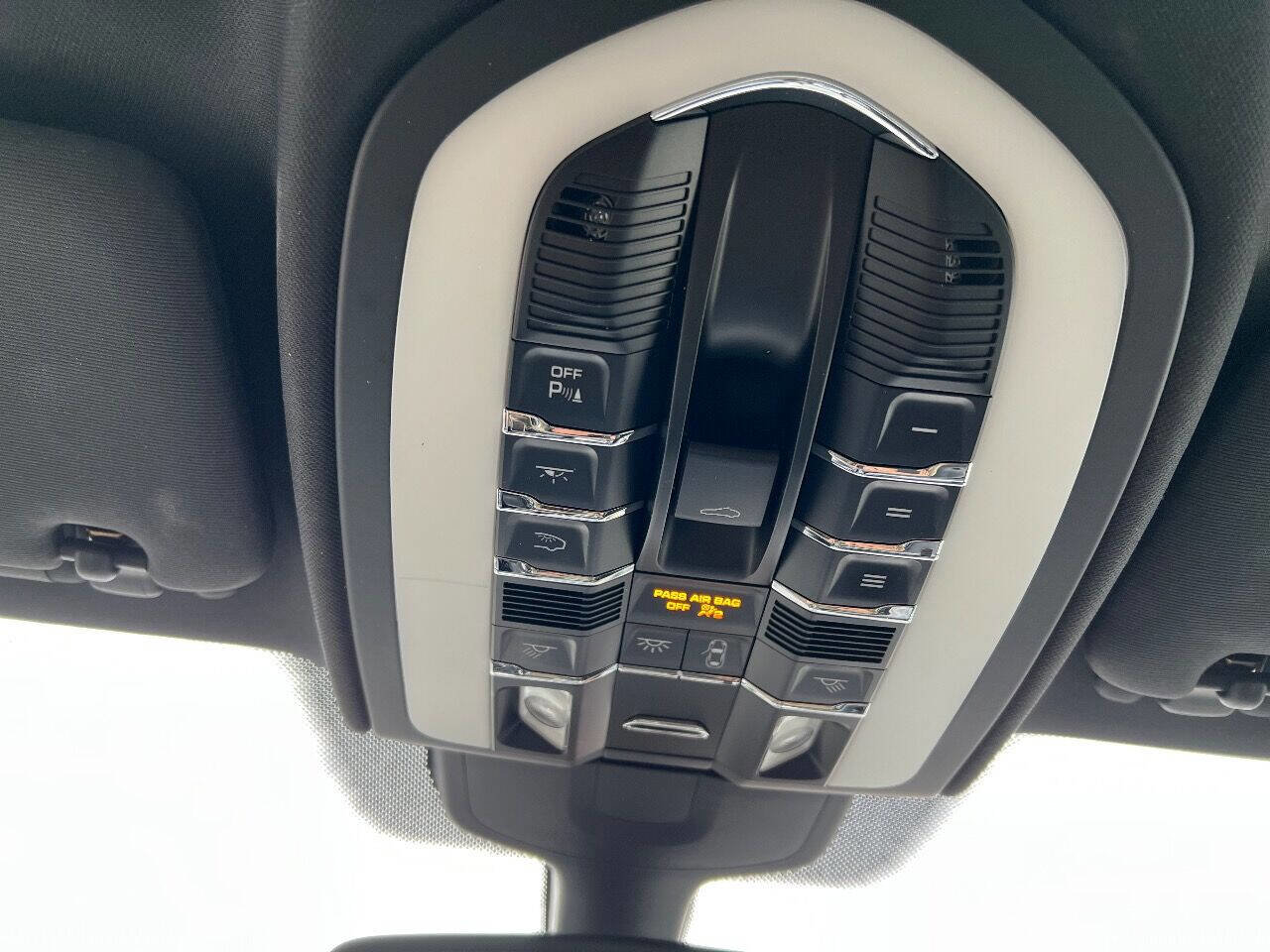 Used 2014 Porsche Cayenne S image 38