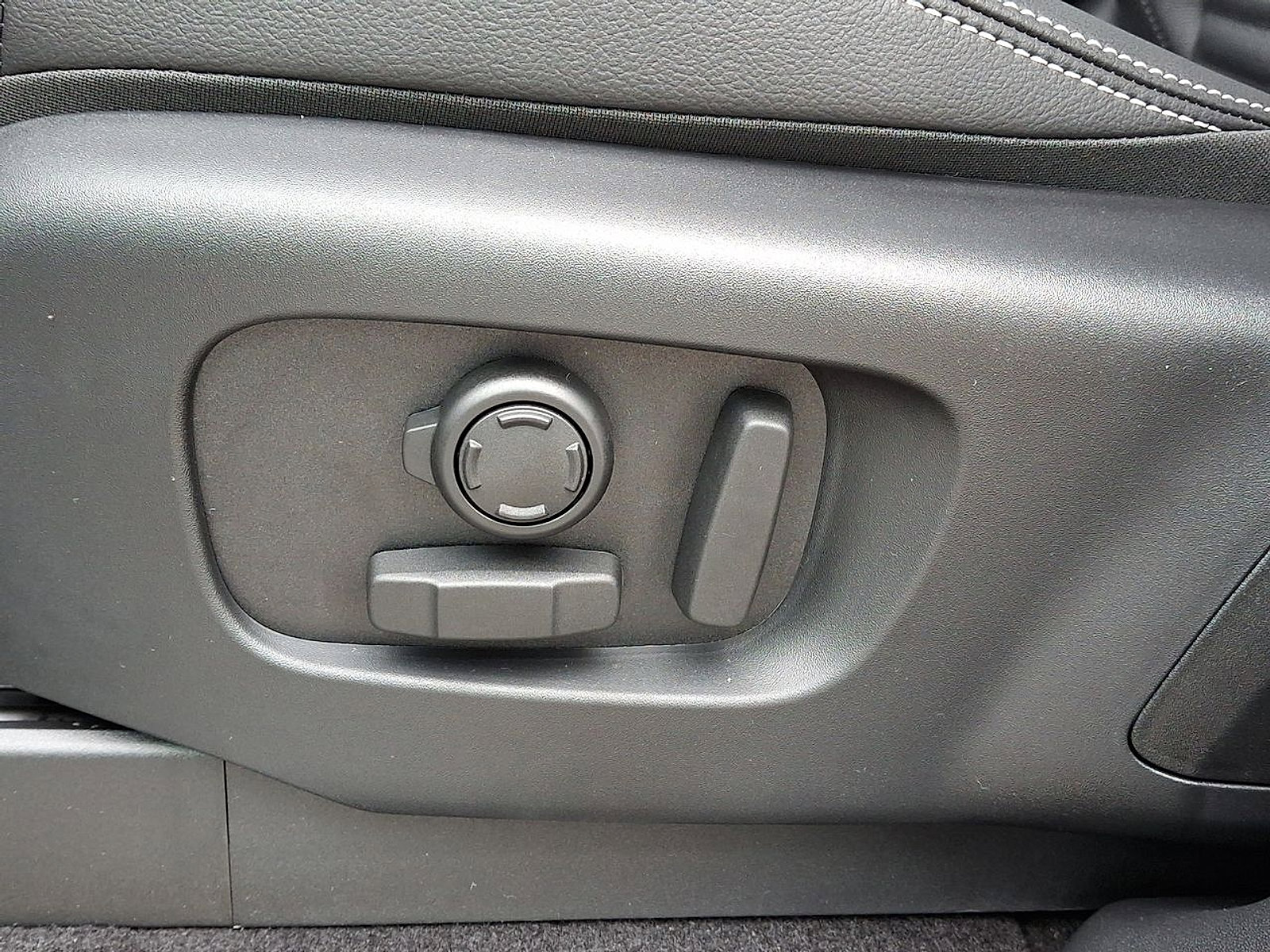 Certified 2025 Land Rover Discovery S image 18